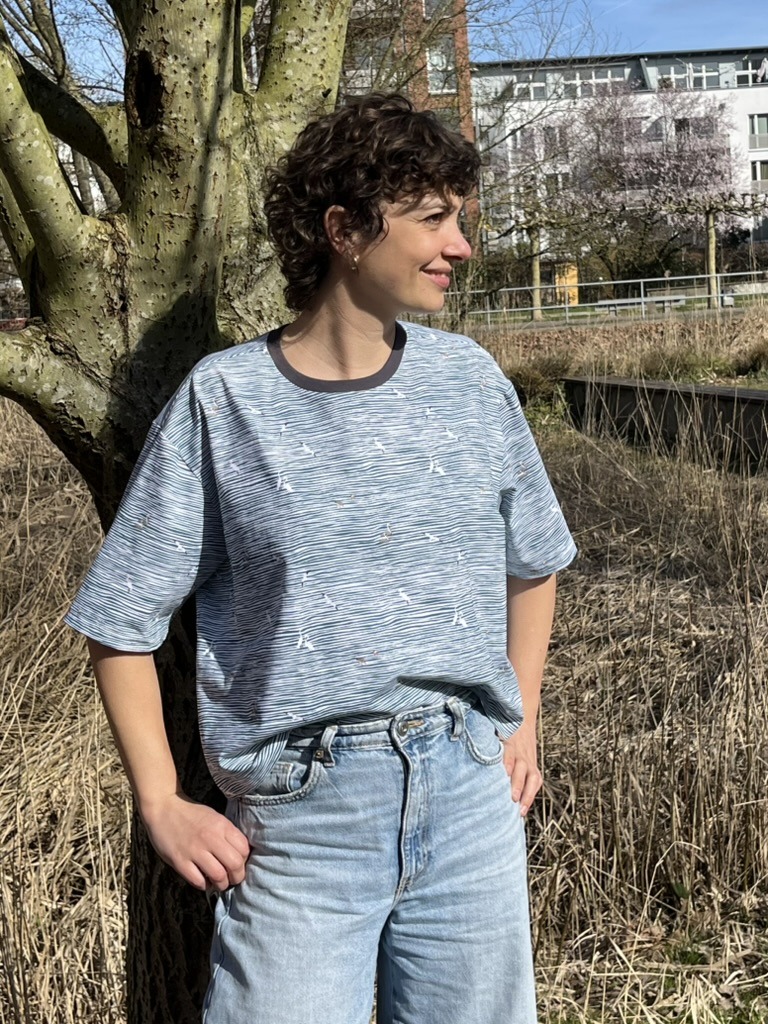 Shirt mit abgesetztem Bündchen, Wellenmuster und Vögel.