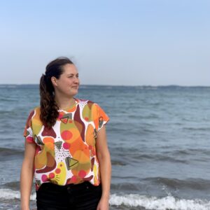buntes, fröhliches Sommerhirt, hastig geschnitten mit überschrittenen Schultern